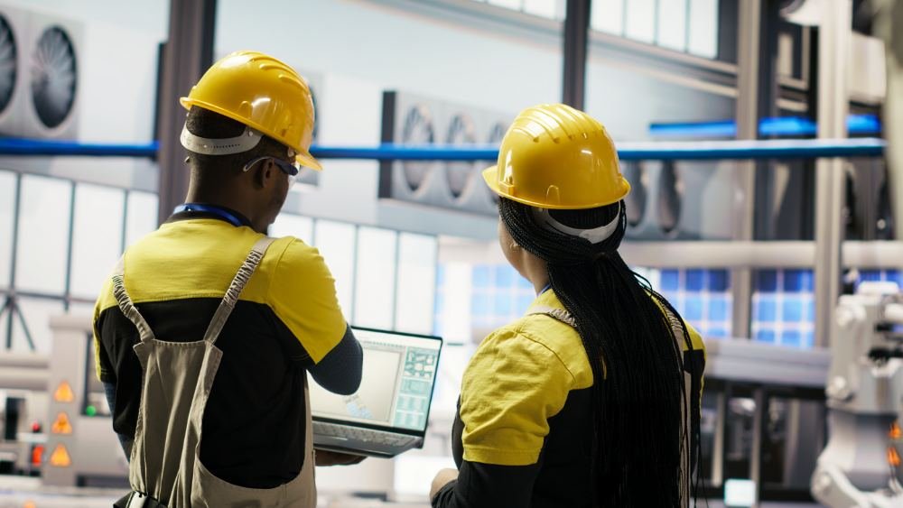 Equipe de engenharia em inspeção de rotina na planta