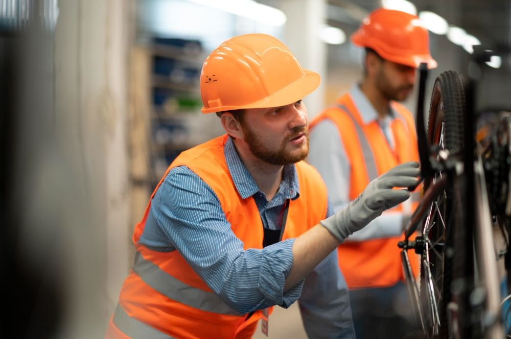 Técnicos em manutenção preventiva de equipamento