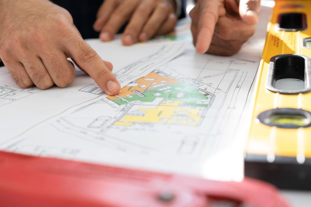 Planta de layout industrial sendo analisada