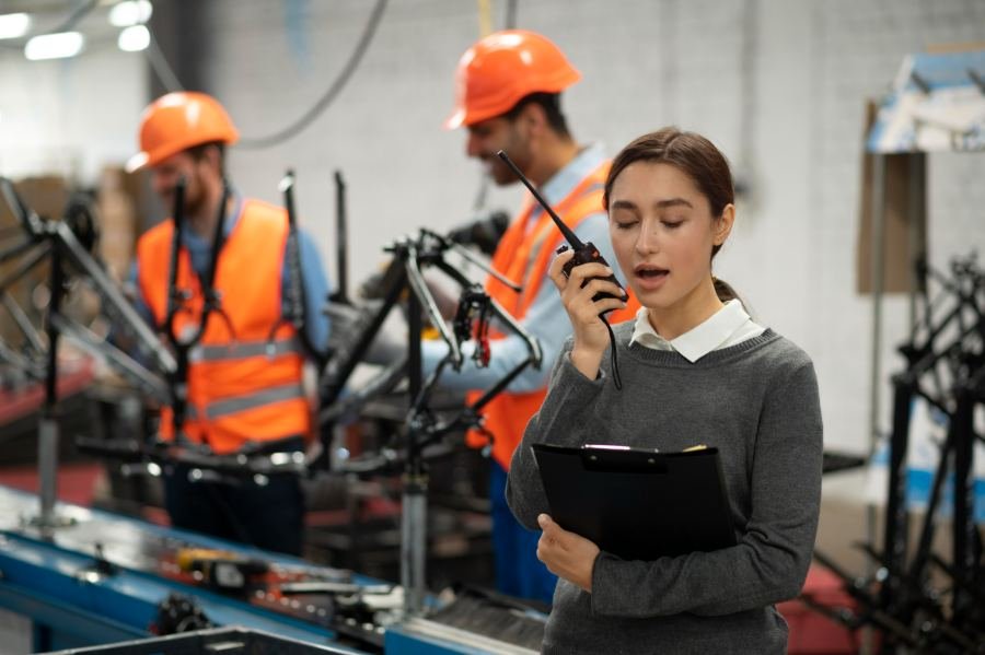 Equipe de segurança acompanhando linha de produção