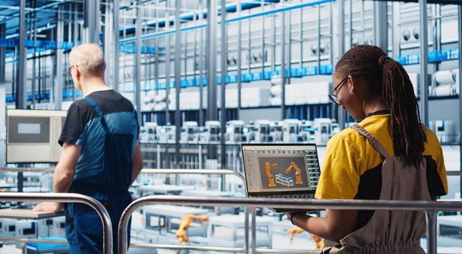 Engenheiros acompanhando linha de produção integrada