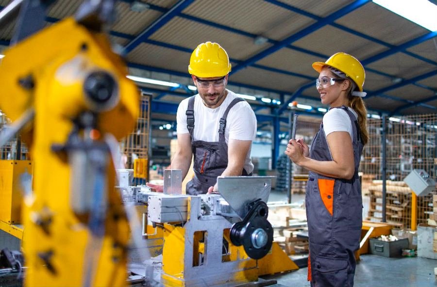 Técnicos integrando máquinas e equipamentos em planta industrial