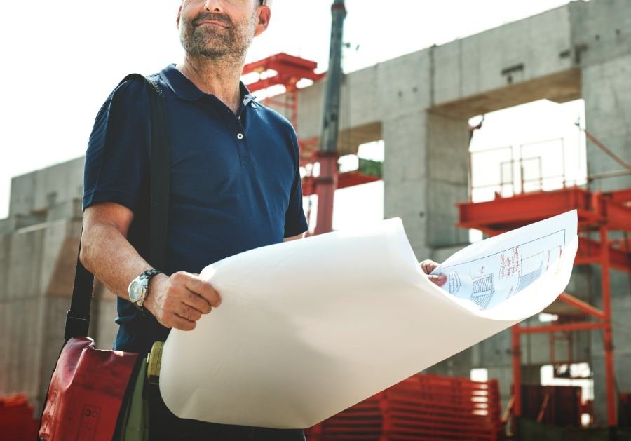 Engenheiro analisando planta de layout industrial