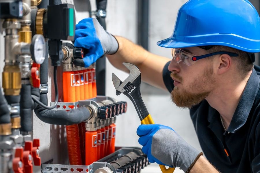 Técnico da LAFER fazendo manutenção em painel hidráulico