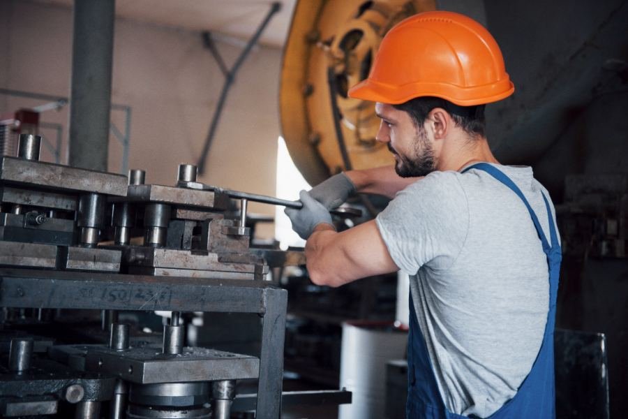 Montagem de equipamento industrial em planta fabril